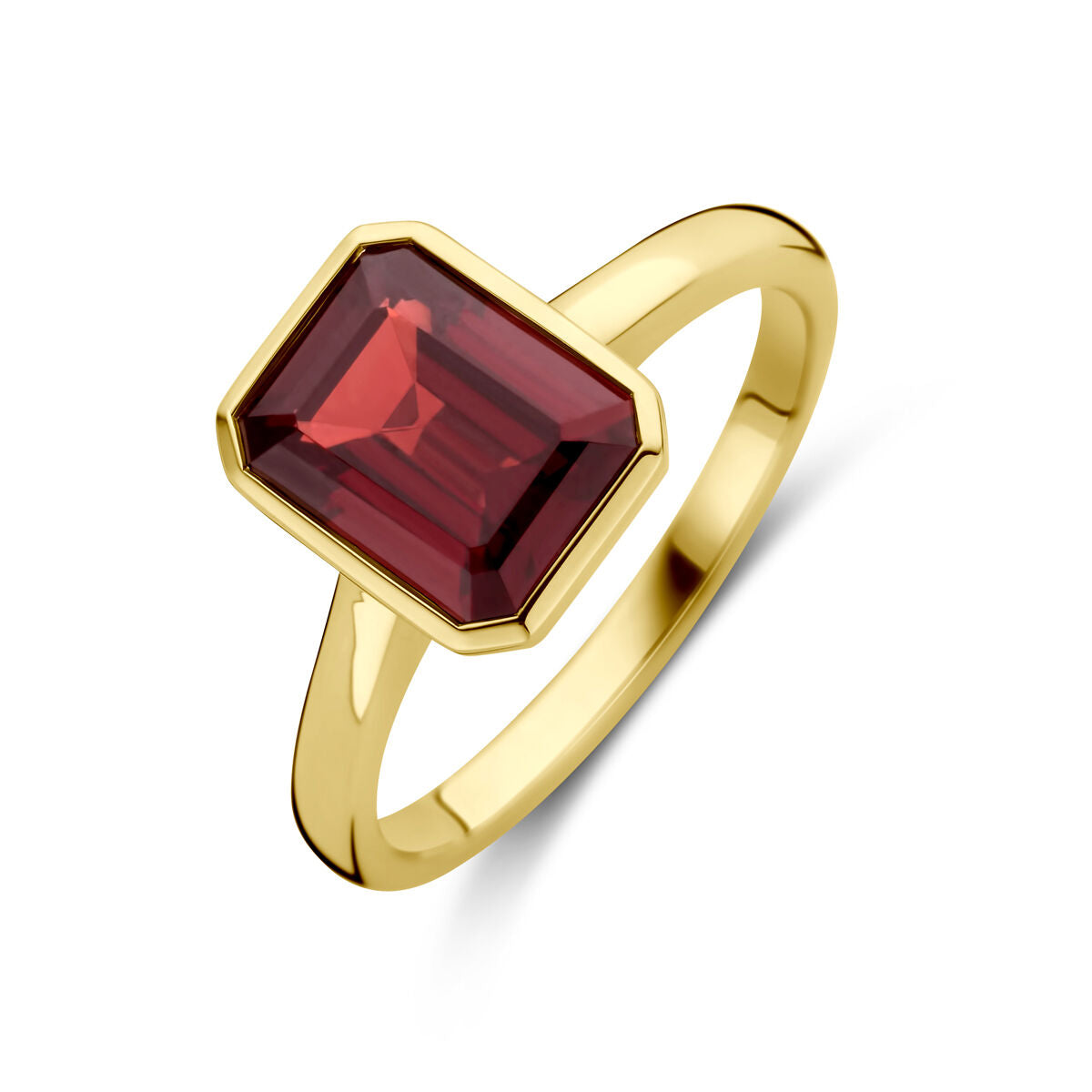 De Van der Kooij Collectie ring granaat 14K geelgoud heeft een ingelegde, smaragdgeslepen granaat edelsteen tegen een witte achtergrond.