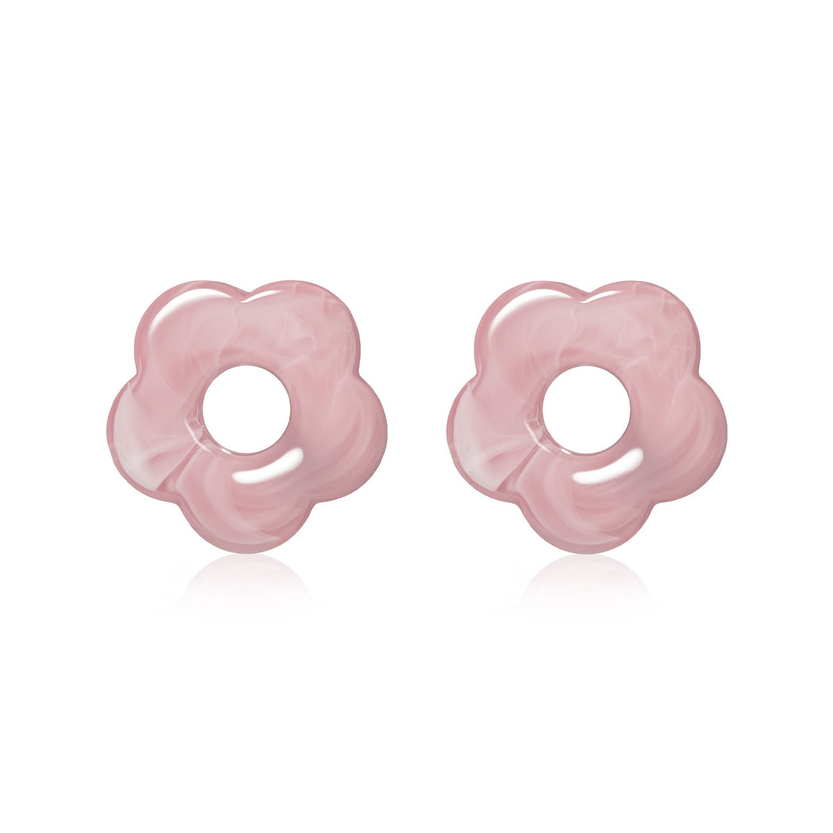 Roze oorbedels in de vorm van een bloem met een open midden.