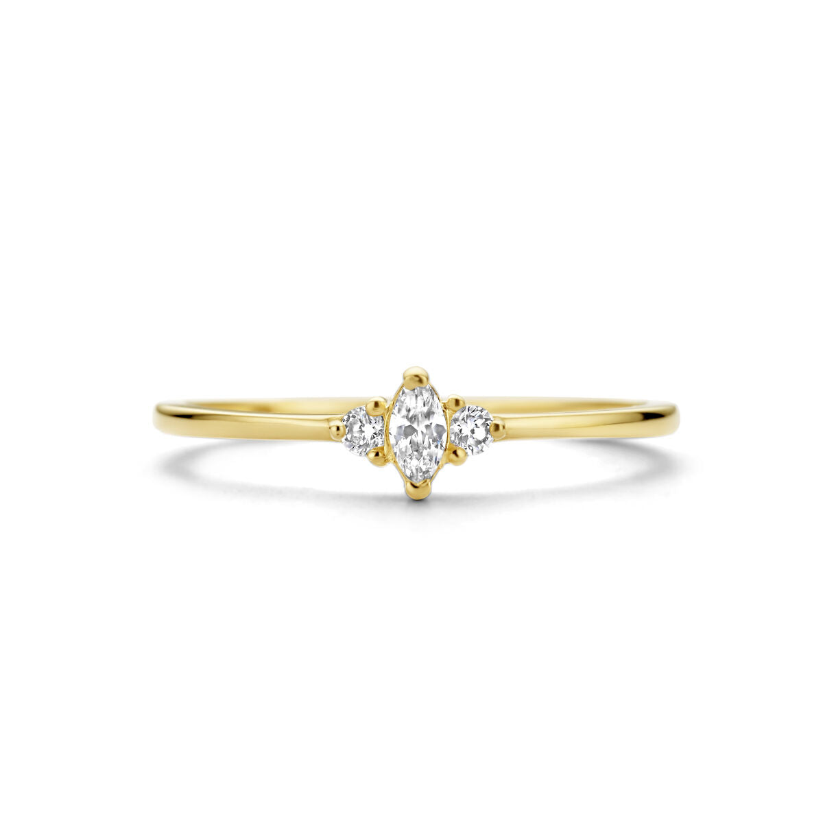 De Van der Kooij Collectie ring trilogie zirkonia 14K geelgoud heeft een marquise geslepen centrale zirkonia met twee kleine ronde stenen aan elke kant, geplaatst op een slanke gouden band voor dames.