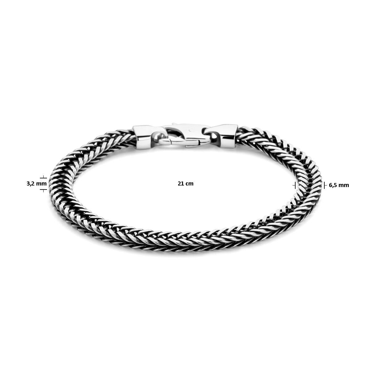 De Van der Kooij Collectie armband oxi vossestaart 6,5 mm zilver geoxideerd heeft een gevlochten ontwerp met karabijnsluiting, gemaakt van geoxideerd zilver. Hij is 21 cm lang, 3,2 mm breed en 6,5 mm dik.