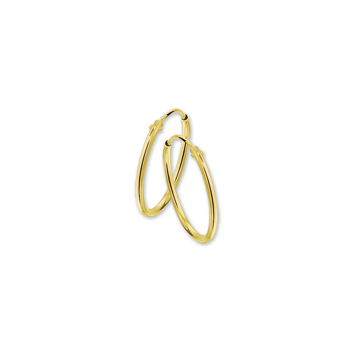 Een paar elegante oorringen 14K geelgoud van Van der Kooij Collectie met scharniersluiting, stijlvol overlappend en afgebeeld op een effen witte ondergrond.