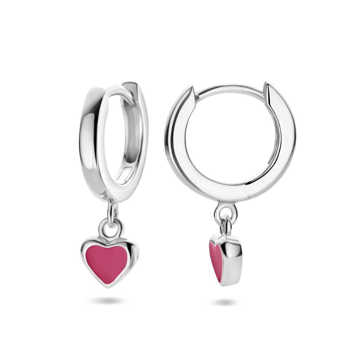Een paar Van der Kooij Collectie klapoorringen hart zilver gerhodineerd voor kinderen, met bungelende rode hartbedels, weergegeven op een witte achtergrond - perfect voor Valentijn.