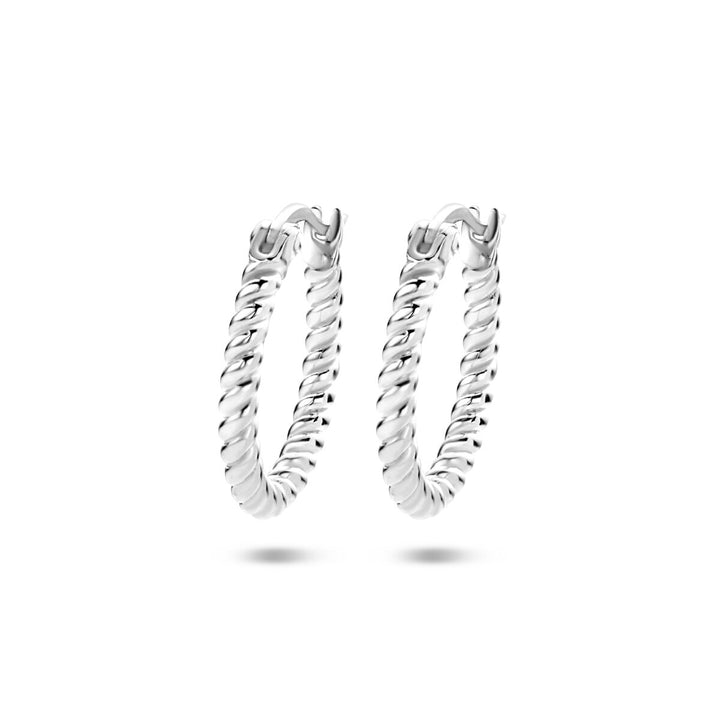 Een paar Van der Kooij Collectie oorringen gedraaid zilver gerhodineerd met een gedraaide textuur, ontworpen voor dames en afgebeeld op een witte achtergrond.