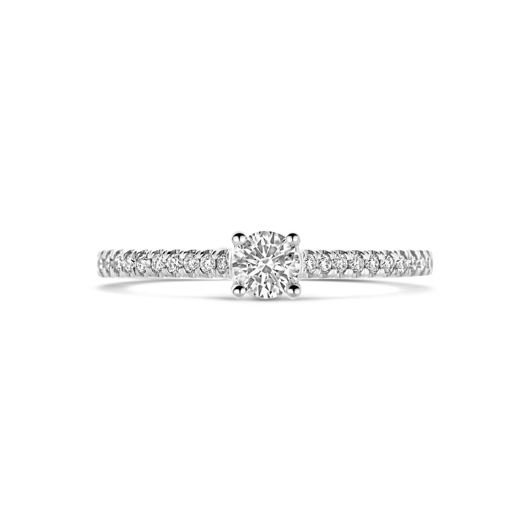 De Van der Kooij Collectie-ring is voorzien van een 0,39 ct H SI lab-grown diamant in 14K witgoud, geaccentueerd met kleine diamanten langs de delicate band.