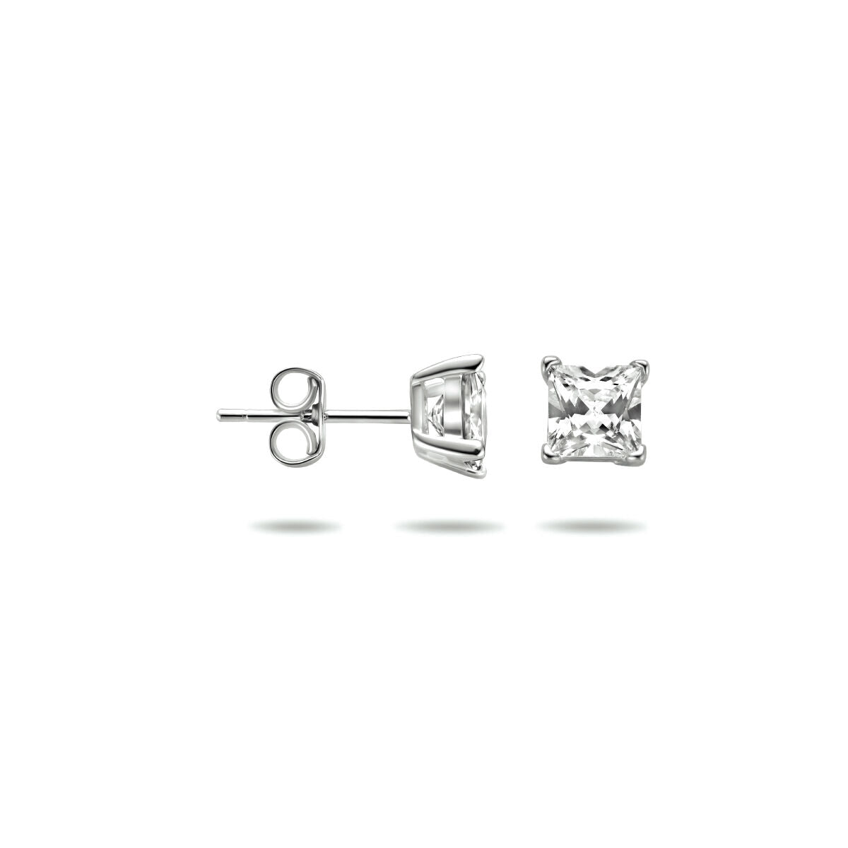Een paar Van der Kooij Collectie oorknoppen zirkonia zilver gerhodineerd met square-cut heldere stenen in zilveren tandjes, afgebeeld van de voor-, zij- en achterkant op een witte achtergrond.