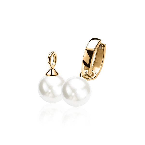 Een Zinzi Oorbellen Gold Plated Zich266 Wg hoepel oorbel met afneembare witte parel bedel wordt getoond naast bijpassende oorbedels, beide van Zinzi, tegen een witte achtergrond.