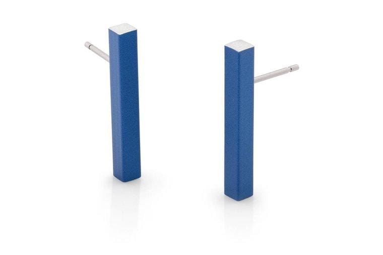 Blauwe oorstekers in staafvorm met zilveren sluiting.