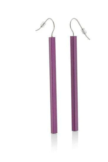 Lange paarse oorhangers met staafjes van metaal en een zilverkleurige haak.