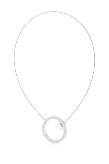 De Collier Grote ring met glans rondje C180 van CLIC Creations is een minimalistische zilveren ketting met een dunne draad en een ronde hanger met een open ringontwerp, wat een uniek ontwerp laat zien. Handgemaakt in Nederland, de elegante, eenvoudige look past bij elke outfit.