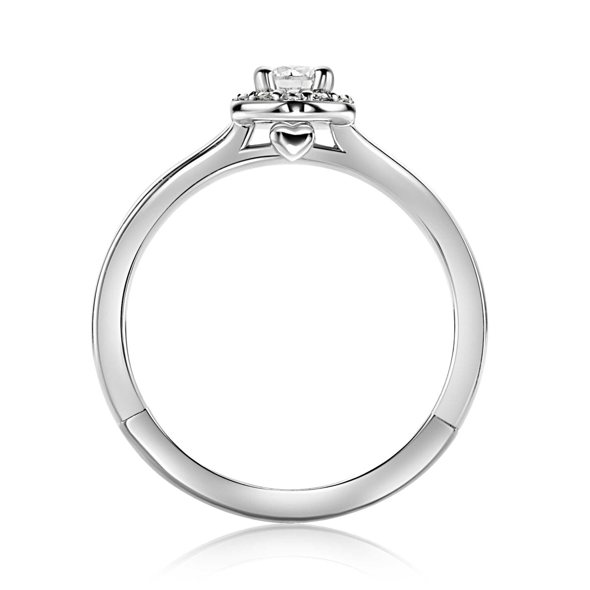 De Zinzi Ring zilver ZIR2697 van Zinzi is een zilveren entourage verlovingsring met een rond middenstuk, een hartdetail onder de steen en witte zirkonia-accenten, die vanaf de zijkant tegen een witte achtergrond worden afgebeeld.