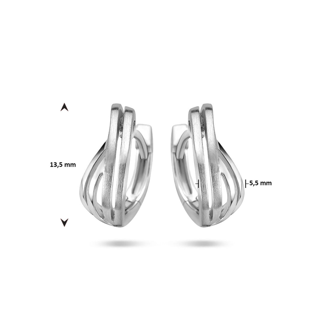 Van der Kooij Collectie klapoorringen poli/mat zilver gerhodineerd met overlappende, gebogen vorm. Elk oorringetje is rechtopstaand weergegeven met afmetingen 13,5 mm hoog en 5,5 mm breed op een witte achtergrond.