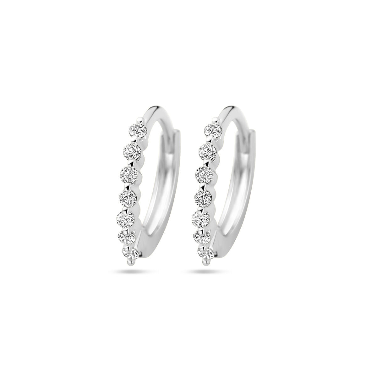 Klapoorringen van gerhodineerd zilver met een rij zirkonia-steentjes.