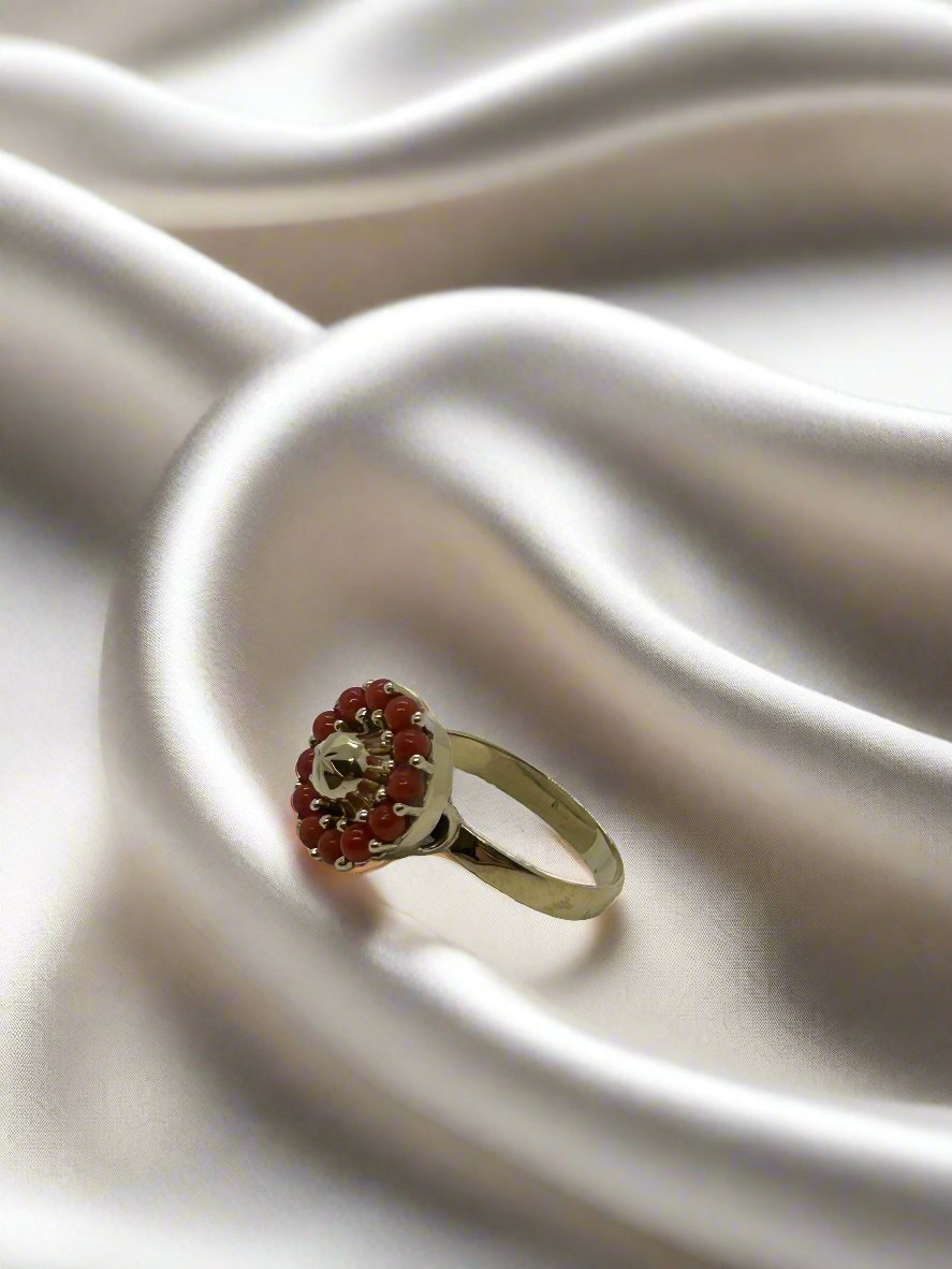 Vintage gouden ring met 14k bloedkoraal en een ronde schijfvormige setting.