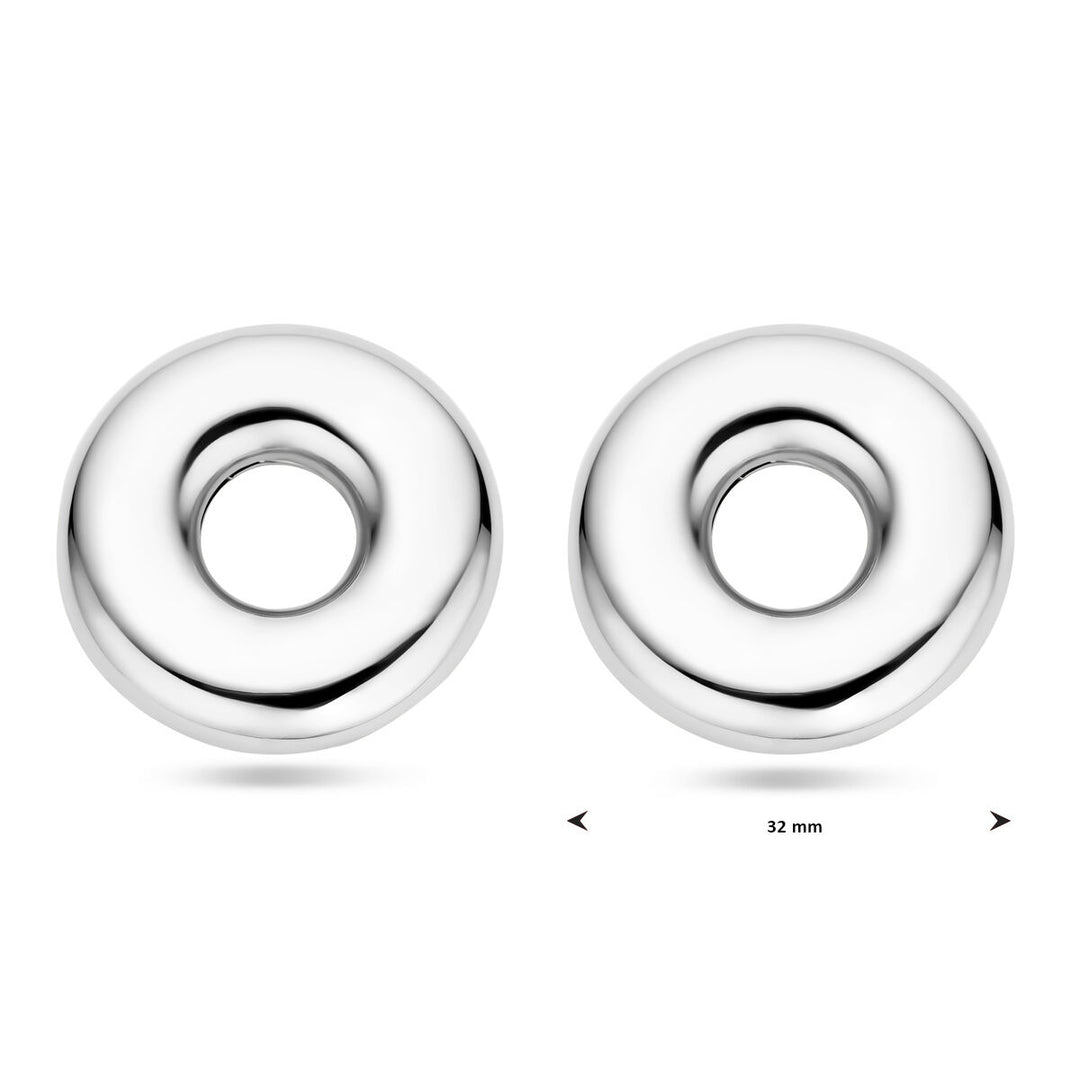 Twee glimmende, gedecoreerde zilveren oorknoppen uit de Van der Kooij Collectie (rondje 32 mm) staan naast elkaar op een witte achtergrond, waarbij een dubbele pijl de 32 mm afstand ertussen aangeeft.