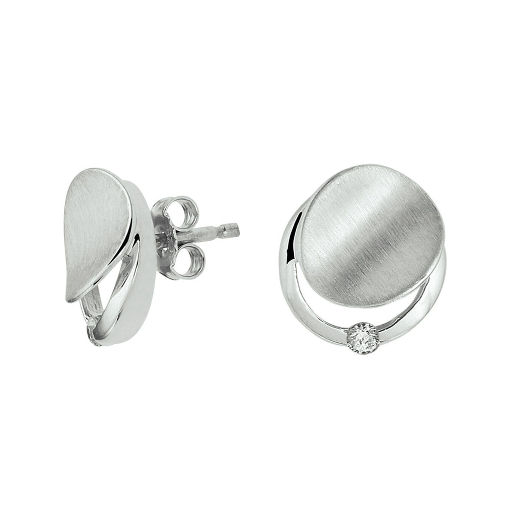 Van der Kooij Collectie oorknoppen zirkonia poli/mat zilver gerhodineerd: mat afgewerkte ronde oorstekers met een gepolijste gebogen band en een helder zirkonia accent aan de basis.