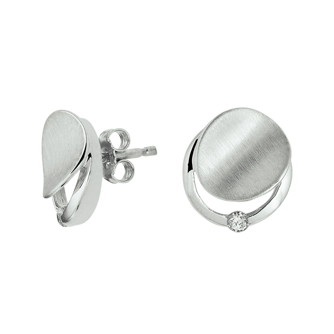 Van der Kooij Collectie oorknoppen zirkonia poli/mat zilver gerhodineerd: mat afgewerkte ronde oorstekers met een gepolijste gebogen band en een helder zirkonia accent aan de basis.