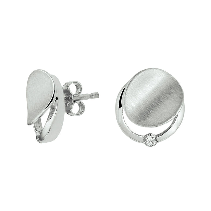 Van der Kooij Collectie oorknoppen zirkonia poli/mat zilver gerhodineerd: mat afgewerkte ronde oorstekers met een gepolijste gebogen band en een helder zirkonia accent aan de basis.