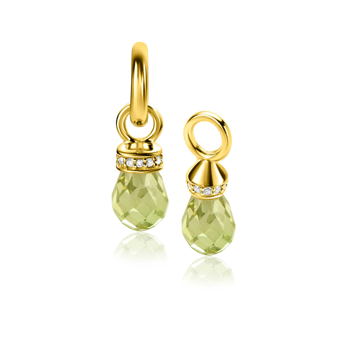 Gouden oorbellen met een groene, facetteerde druppelvormige steen en een ring van kleine, heldere steentjes.