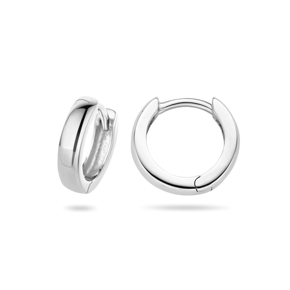 Een paar kleine, gepolijste Van der Kooij Collectie klapoorringen bol op een witte achtergrond; de ene staat rechtop terwijl de andere plat ligt waardoor de handige scharniersluiting zichtbaar is.