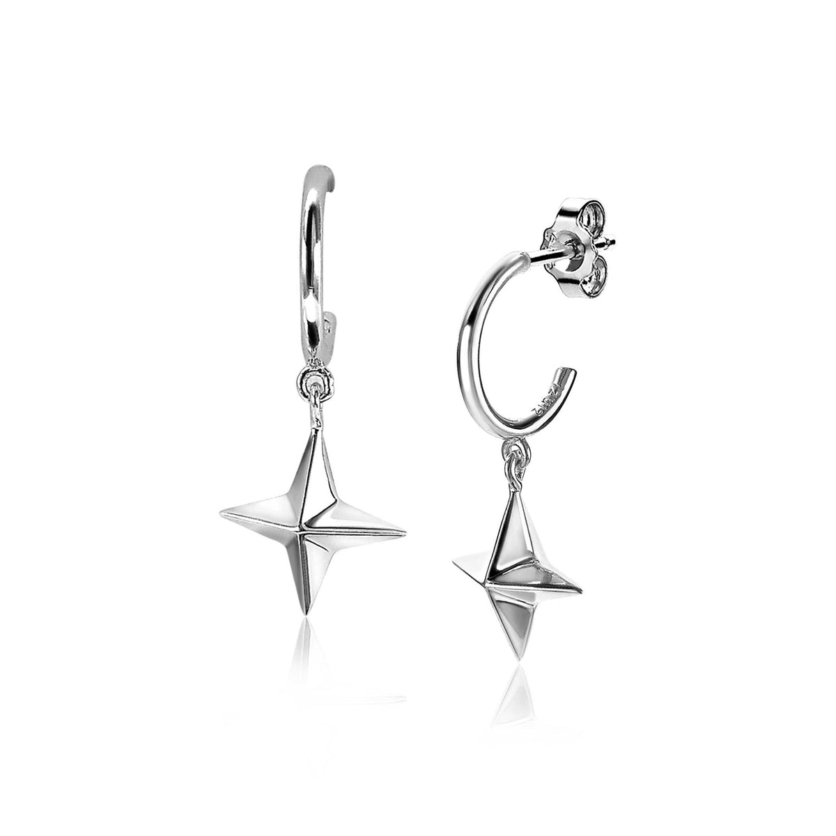 Zilveren oorbellen met een stervormige hanger en een creolenontwerp.