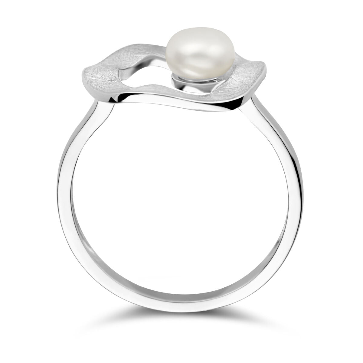 Een moderne, gerhodineerd zilveren ring van Van der Kooij Collectie, met een gekraste afwerking en een enkele ronde witte parel in het midden.