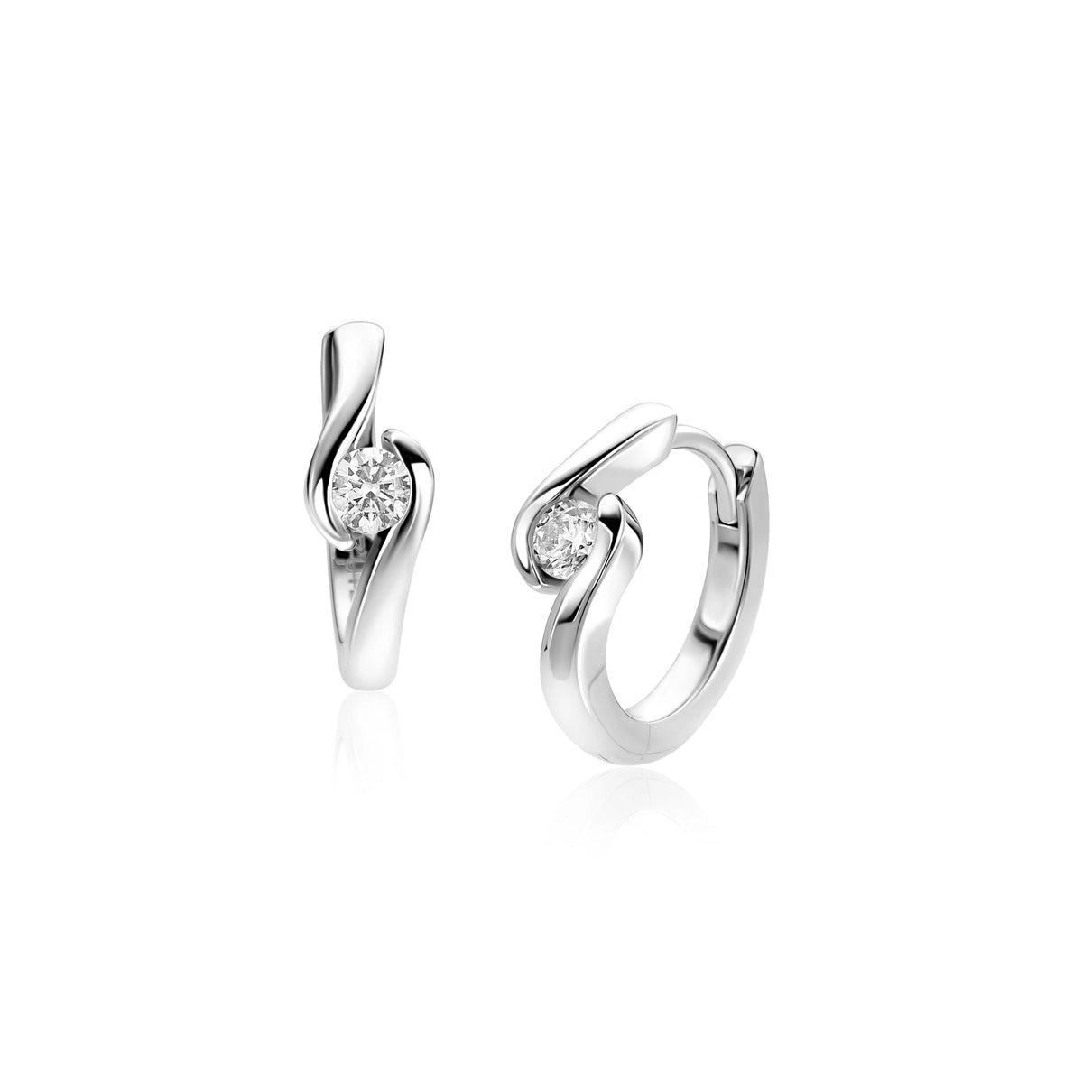 Zilveren oorringen met een ronde witte zirkonia en een golvende vorm, 14 x 4 mm.