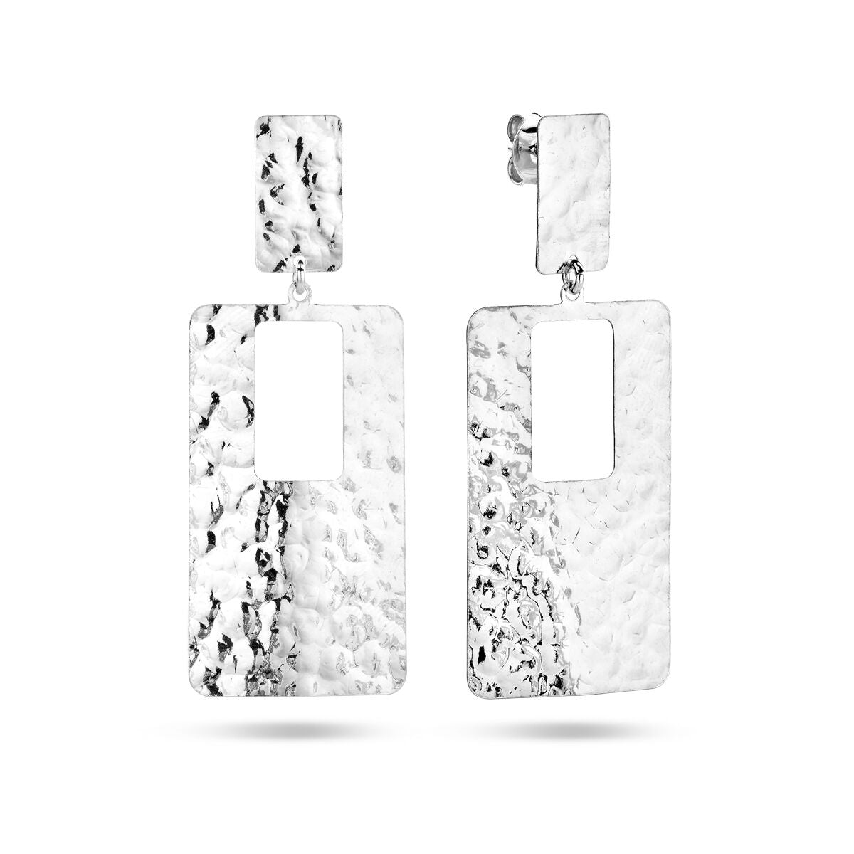 Rechthoekige gehamerde oorhangers van gerhodineerd zilver met een open middenstuk.