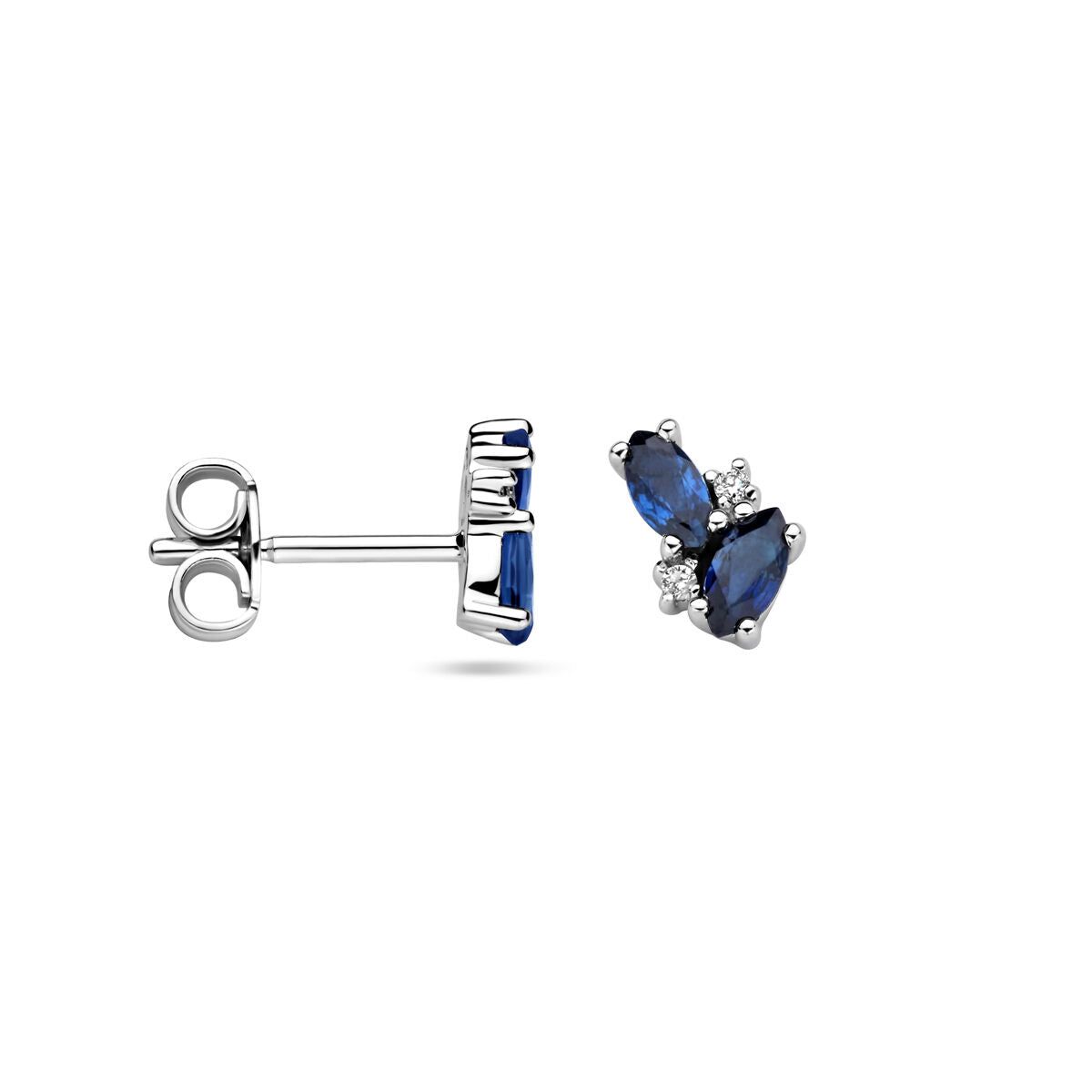 Van der Kooij Collectie oorknoppen in 14K witgoud met saffier en diamant (0,02ct, 2x 0,01ct), tijdloos elegant. Eén oorbel van opzij, de andere van voren getoond.