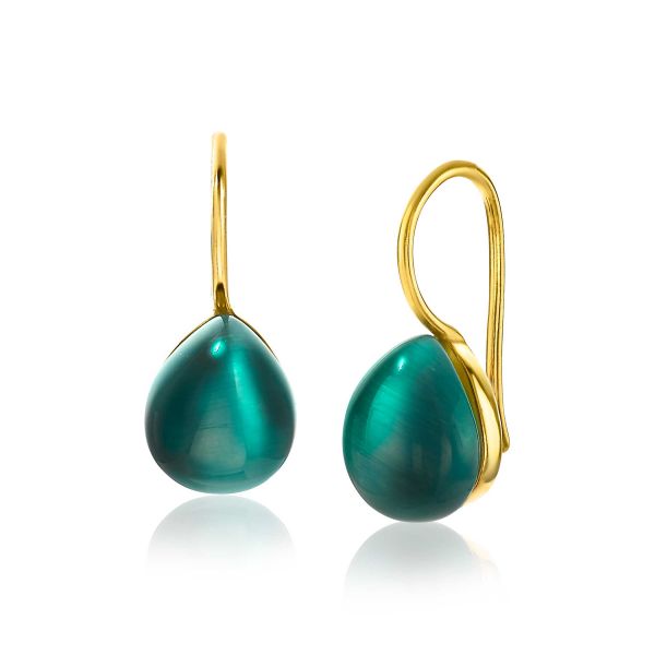 Gouden oorbellen met een druppelvormige, groene parelachtige hanger.