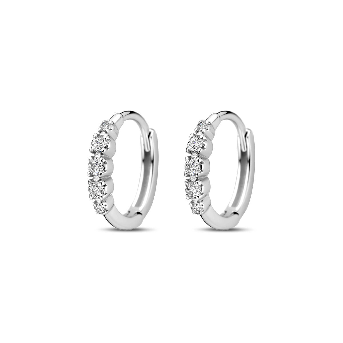 Zilveren klapoorringen van 11,5 mm met gerhodineerde afwerking en zirkonia steentjes.
