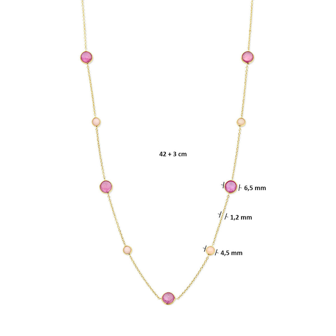 Van der Kooij Collectie collier van 14K geelgoud met roze robijn en roze opaal in diverse maten (6.5, 4.5, 4.2 mm), lengte verstelbaar van 42 tot 45 cm, fraai gepresenteerd op een witte achtergrond.