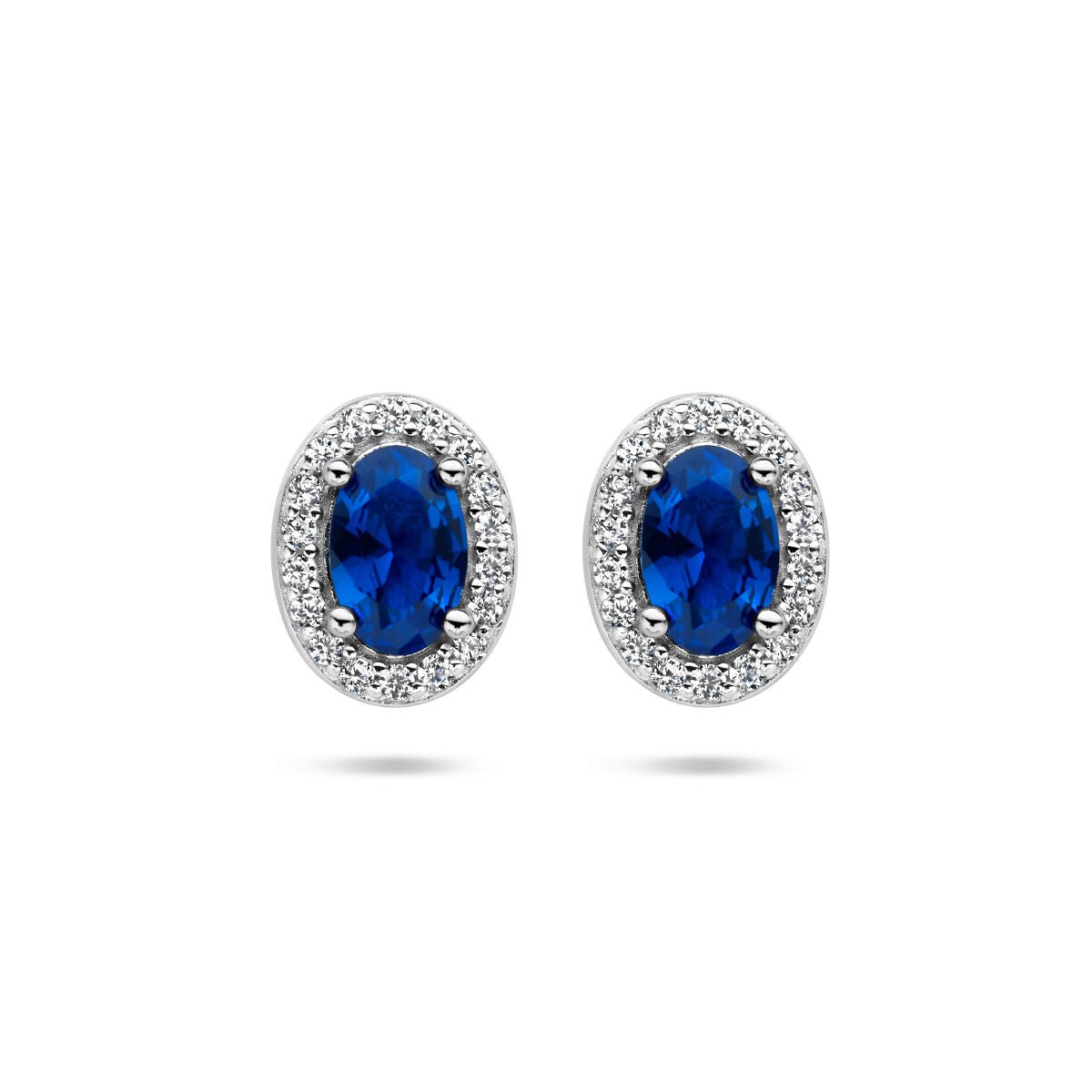 Oorknoppen met blauwe en witte zirkonia in een halo-ontwerp, zilver gerhodineerd.