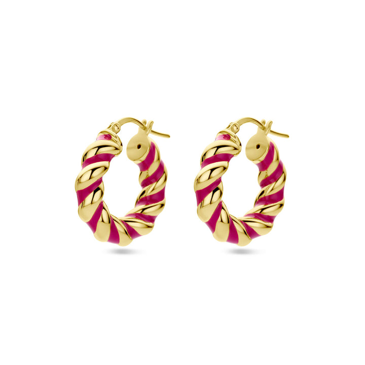 Een paar Van der Kooij Collectie oorringen gedraaid roze emaille 1 micron zilver verguld (geel) met een gedraaid ontwerp en afwisselend gouden en roze emaille secties, weergegeven tegen een witte achtergrond.