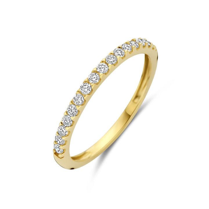 De Van der Kooij Collectie ring lab grown diamant 0.255ct h si 14K geelgoud is een delicate geelgouden damesring, gezet met een rij kleine ronde lab-grown diamanten langs de bovenkant, afgebeeld op een effen witte achtergrond.
