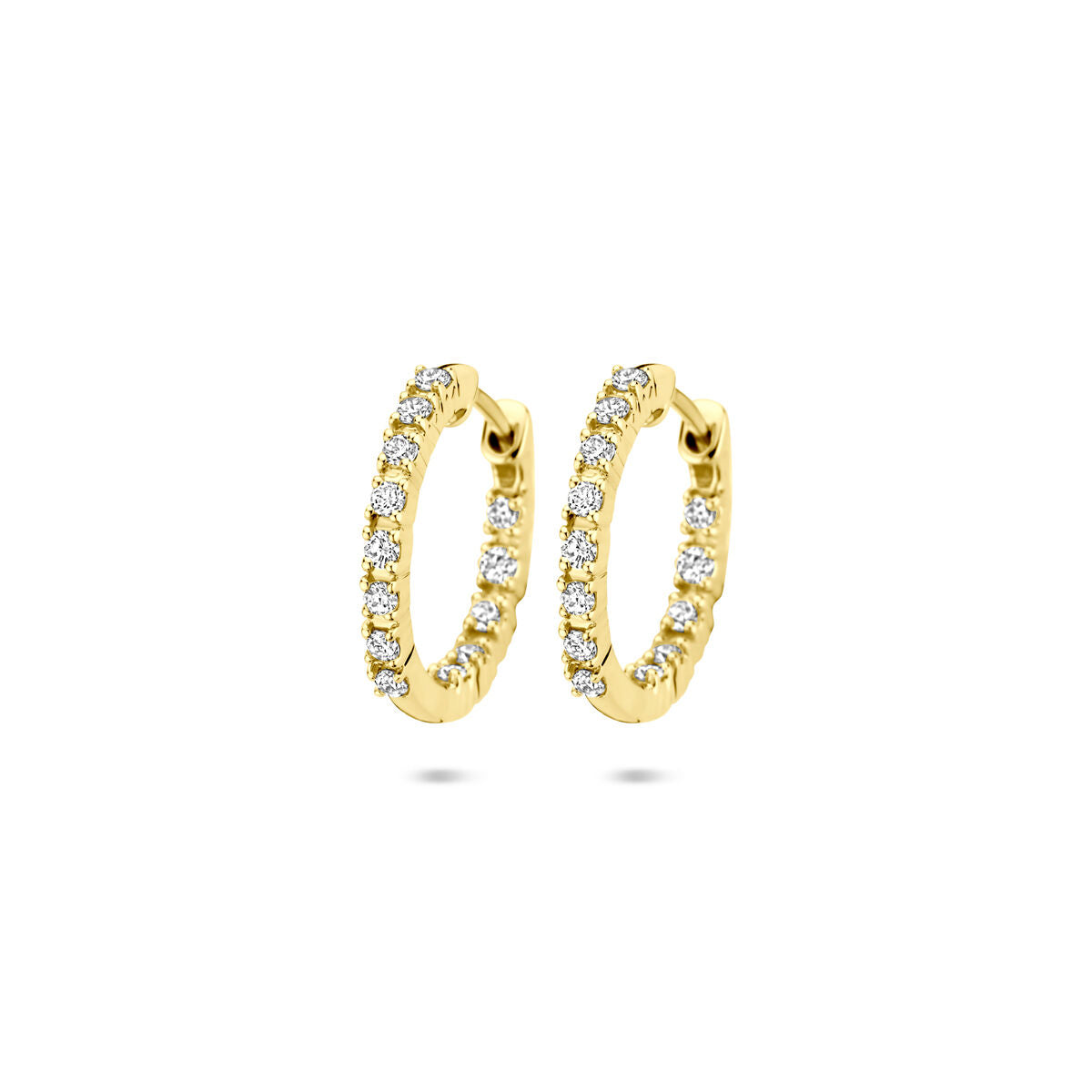 Gouden klapoorringen met labgrown diamanten, bezet met steentjes in een cirkelvormige setting.