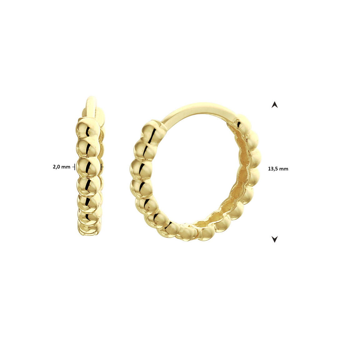 Twee aanzichten van Van der Kooij Collectie klapoorringen bolletjes 14K geelgoud, met een kralenontwerp. Afgebeeld vanaf de zijkant en de voorkant; afmetingen: 2,0 mm breed, 13,5 mm diameter-ideale gouden oorbellen voor dagelijks gebruik.