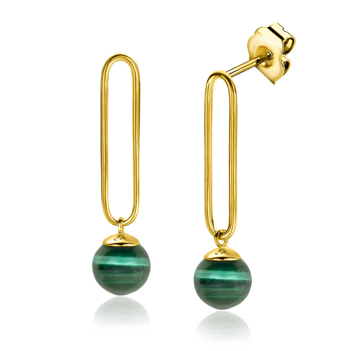 Gouden oorbellen met een lange, rechte hanger en een groene, gestreepte bol onderaan.