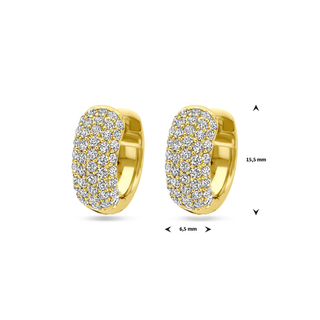 Een paar Van der Kooij Collectie klapoorringen zirkonia 15,5 mm 1 micron zilver verguld (geel) oorbellen, elk 15,5 mm hoog en 6,5 mm breed, afgebeeld ingelegd met fonkelende steentjes op een effen witte ondergrond.