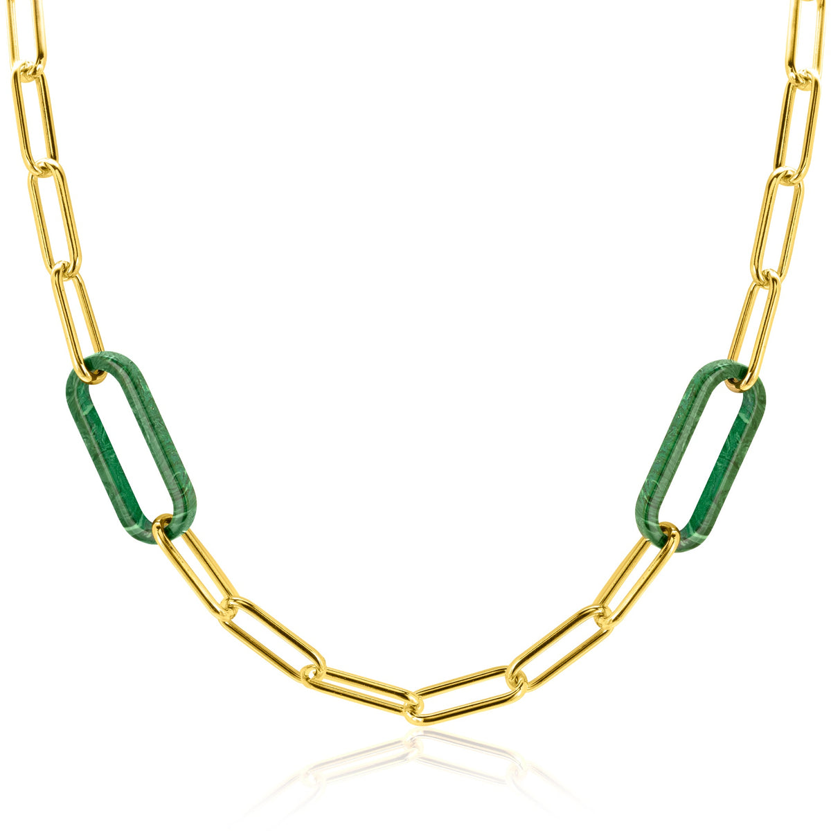 Gouden ketting met een schakelontwerp en groene accenten.