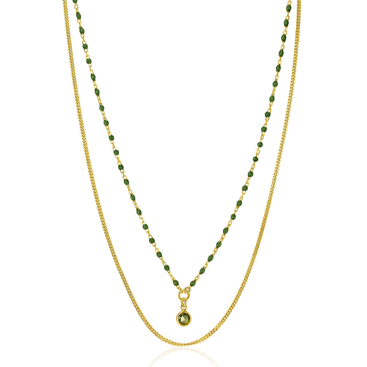 Gouden ketting met twee lagen, versierd met groene kralen en een hanger met een groene steen.