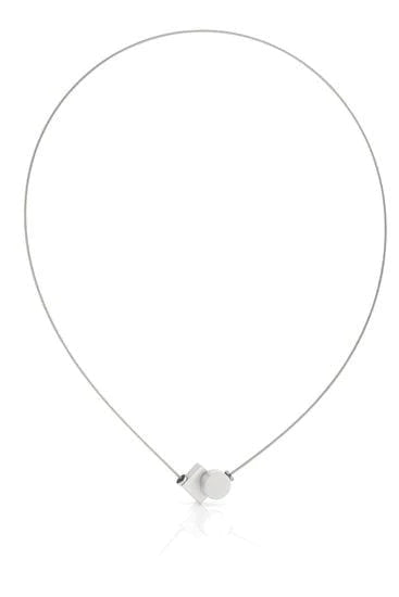 Collier met een ronde en vierkante hanger, uitgevoerd in zilver met een strakke, minimalistische uitstraling.