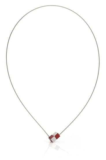 De Collier Twee kubusjes Rood C205R van CLIC Creations is een minimalistische ketting met een edelstenen collier met een dun zilverdraadje en een rode en zilveren kubushanger, uniek gerangschikt in een ovale vorm op een witte achtergrond.