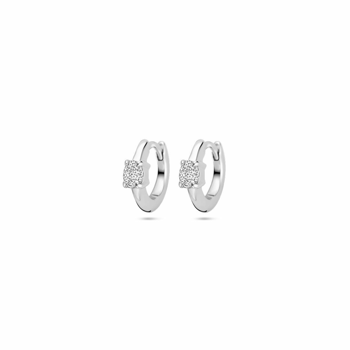 Klapoorringen van zilver, gerhodineerd, met zirkonia steentjes en een diameter van 10 mm.