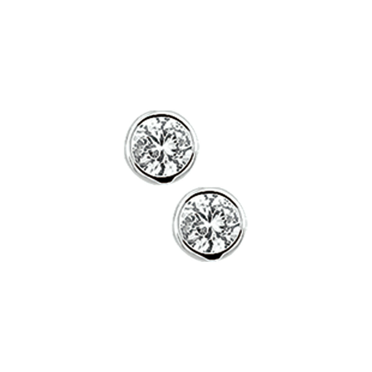 Twee ronde oorknoppen zirkonia zilver wit van Van der Kooij Collectie, helder in een eenvoudige zilveren zetting op een witte achtergrond-mooi te combineren met een zilveren hanger.
