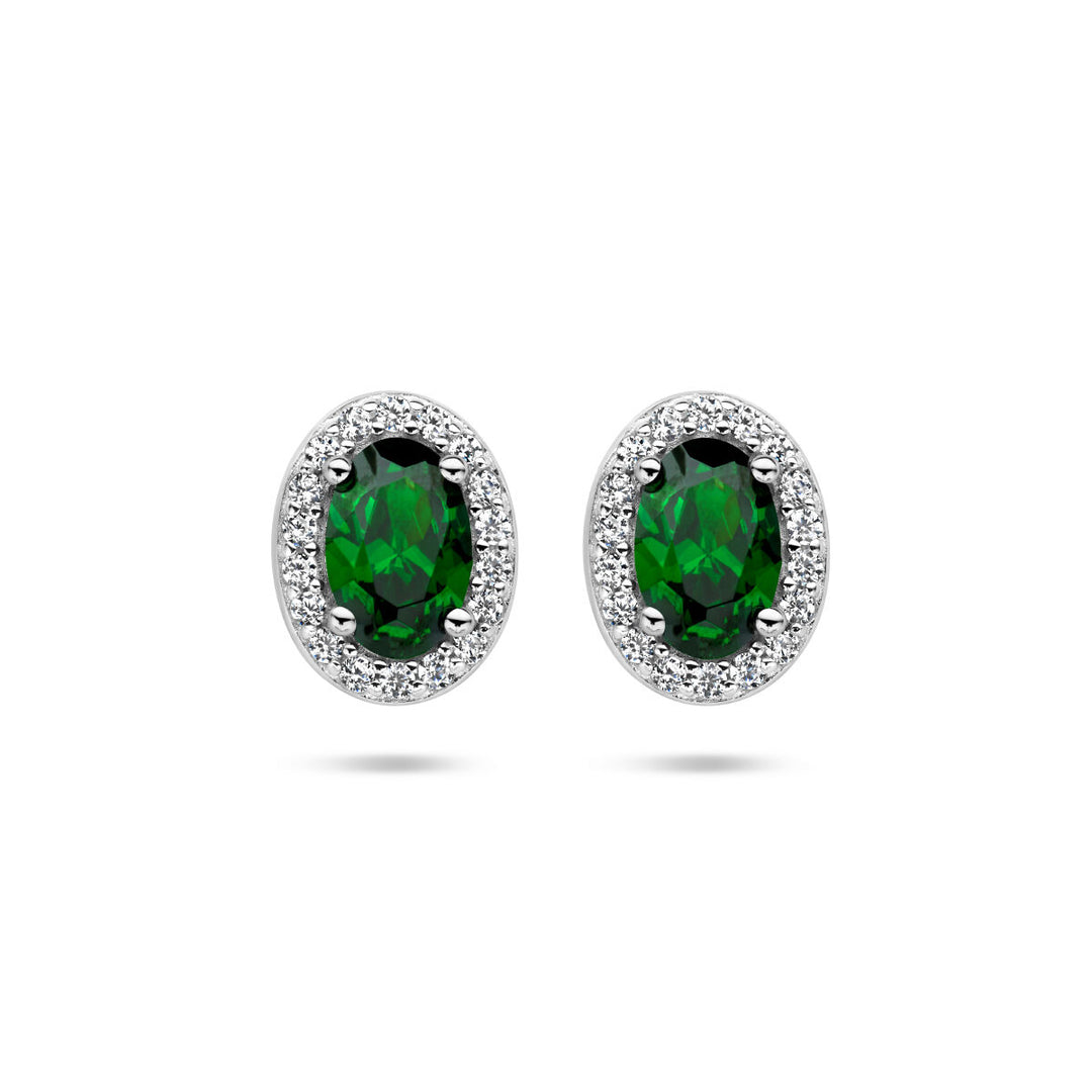 Van der Kooij Collectie oorknoppen groen en wit zirkonia halo, ovaalvormig en gerhodineerd zilver. Diepgroene zirkonia in het midden met omlijsting van kleine, heldere stenen. Elegant dames sieraad op een witte achtergrond.