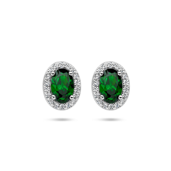 Van der Kooij Collectie oorknoppen groen en wit zirkonia halo, ovaalvormig en gerhodineerd zilver. Diepgroene zirkonia in het midden met omlijsting van kleine, heldere stenen. Elegant dames sieraad op een witte achtergrond.