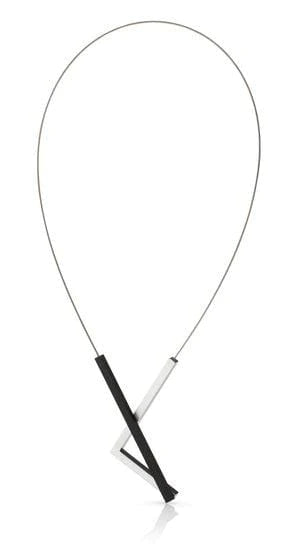 Zwart en zilverkleurig collier met een geometrisch ontwerp van rechte en hoekige vormen.
