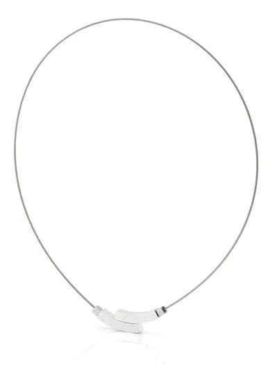Ontdek de minimalistische Collier Dubbele boog C208 van CLIC Creations, met een dunne ronde zilveren draad en een strakke asymmetrische centrale sluiting. Met een Uniek Design en discrete magnetische sluiting combineert het stijl met functionaliteit.