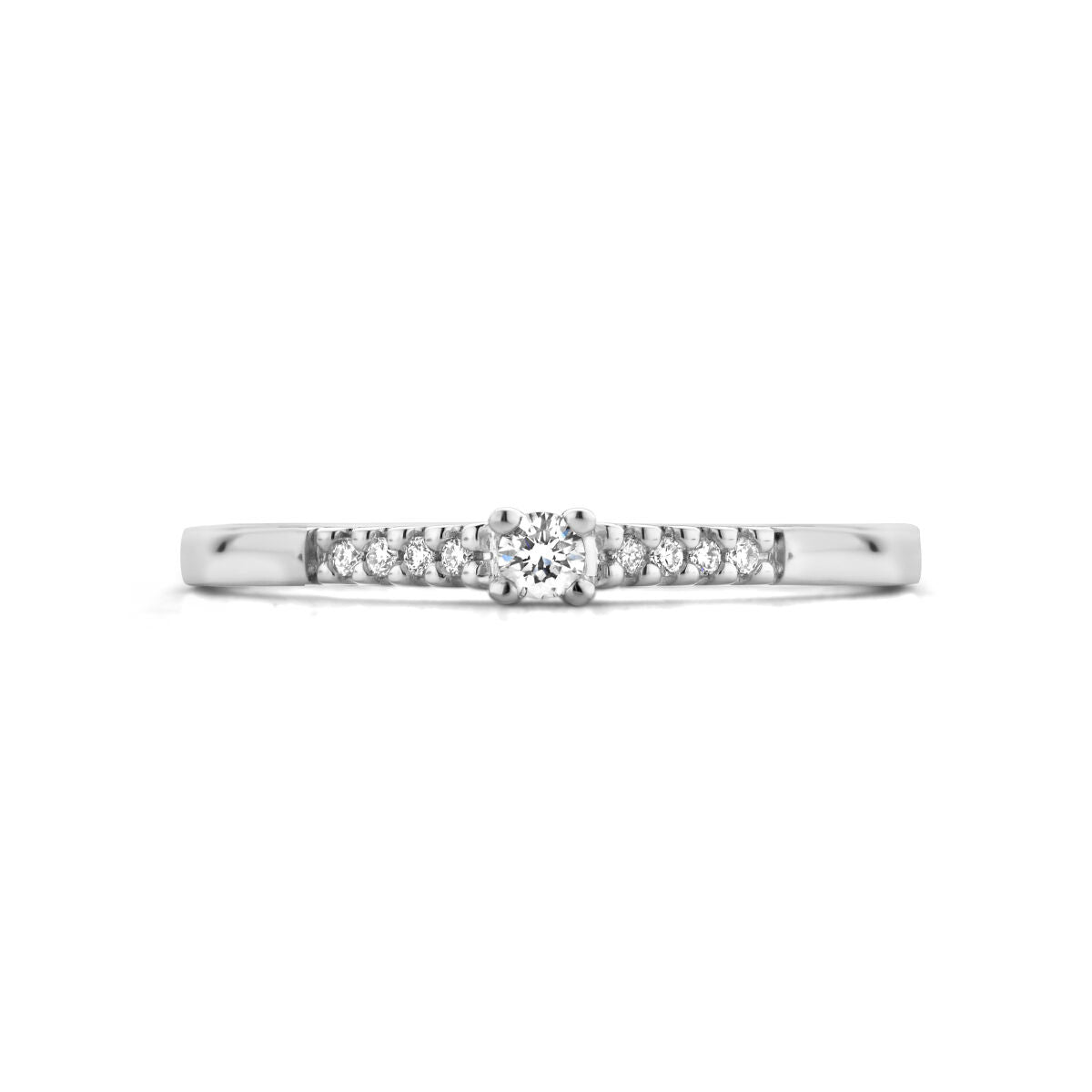 De Van der Kooij Collectie ring diamant 0.07ct H SI in 14K witgoud heeft een delicaat ontwerp met een centrale solitaire diamant en een diamanten rij langs elke zijde van de band.