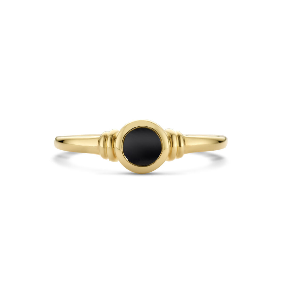 De ring onyx 14K geelgoud van Van der Kooij Collectie heeft een ronde onyx steen gezet in het midden met een eenvoudige band en subtiele details-een verfijnd ontwerp.